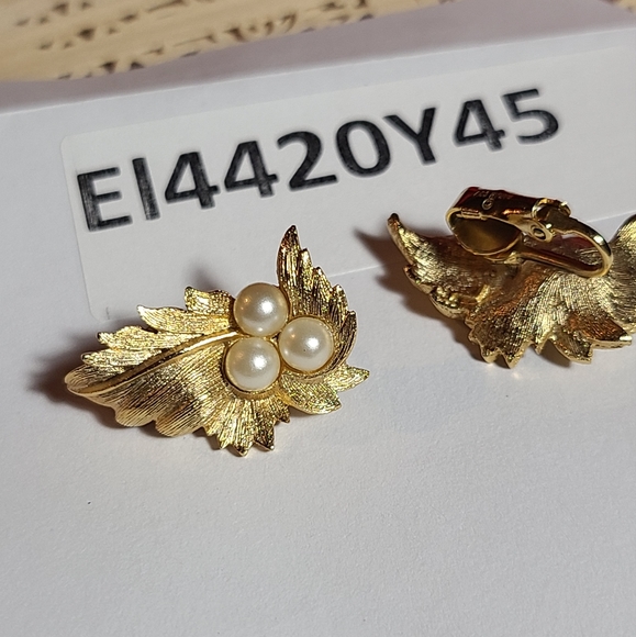 Clip on Earrings for sale vintage earrings gold pearl design - Picture 9 of 15